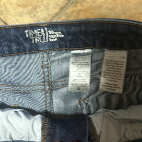 Time & Tru jeans - Picture 2 of 3